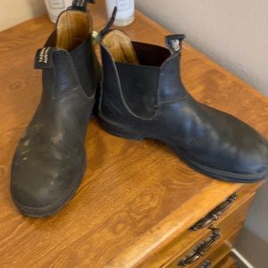 Blundstones black boots